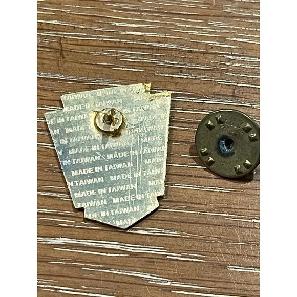 00256 - Vintage Little League T-Ball Baseball Lapel Pin Collectible MadeinTaiwan - Picture 2 of 3